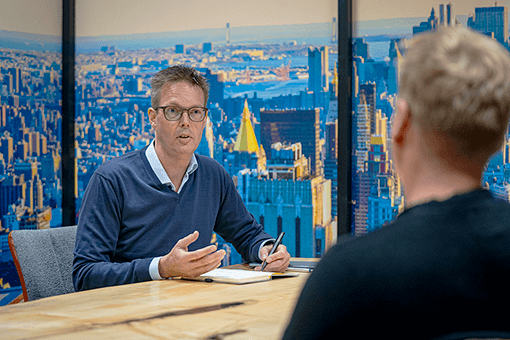 Vincent Roes geeft persoonlijk advies aan een klant