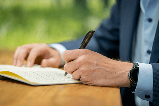 Vincent Roes maakt aantekeningen tijdens een gesprek