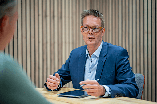Vincent Roes, bedrijfsstrateeg in gesprek met een klant
